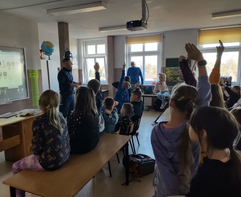 Nowy Staw. Policjanci rozmawiali z dziećmi o bezpieczeństwie i cyberprzemocy – podsumowanie spotkań profilaktycznych.