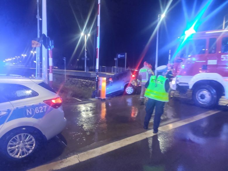 Sztum. Samochód w rowie przy torach kolejowych.
