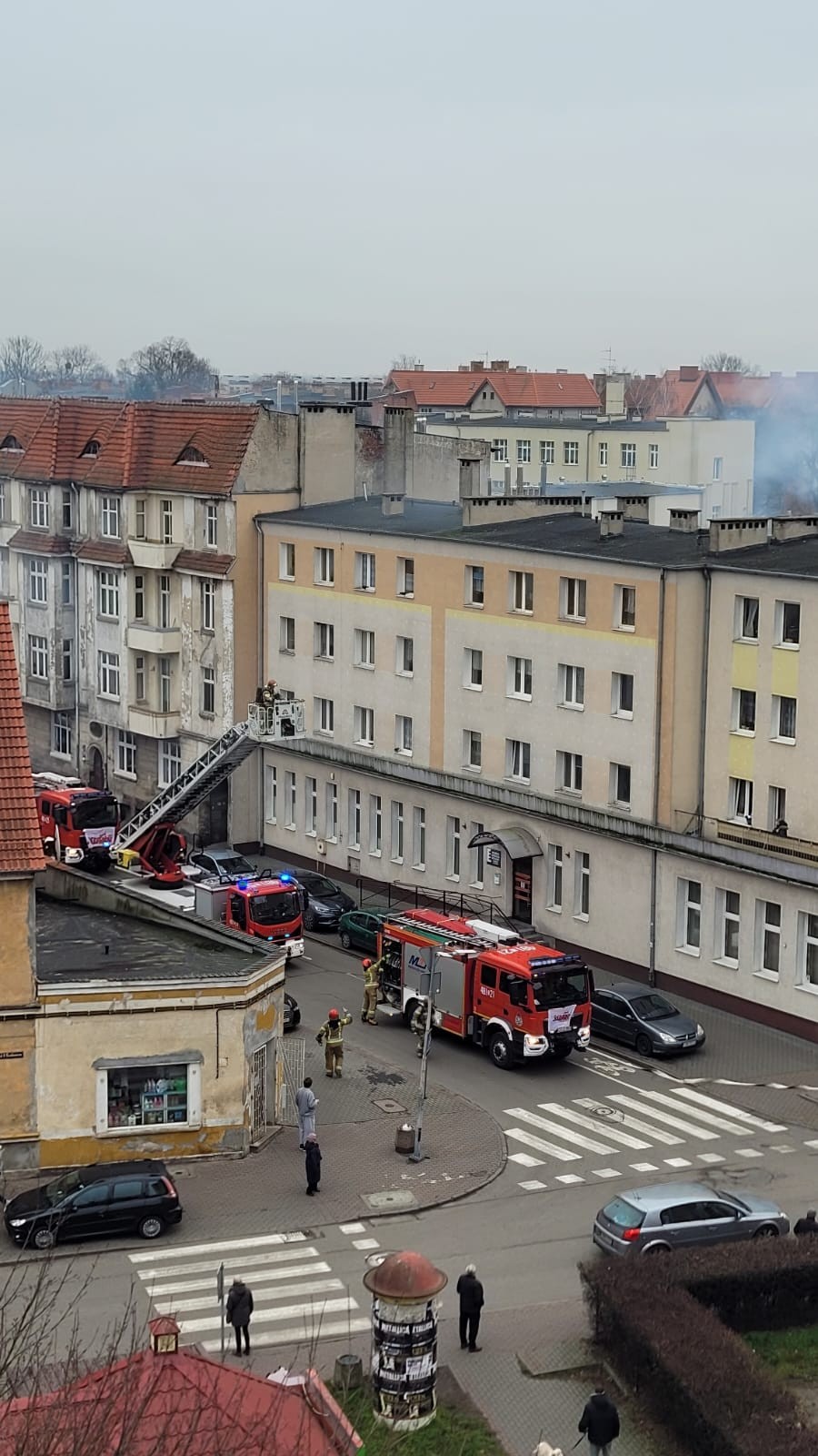 Pożar sadzy w kominie – interwencja strażaków na ul. Sienkiewicza w Malborku. Wideo i zdjęcia