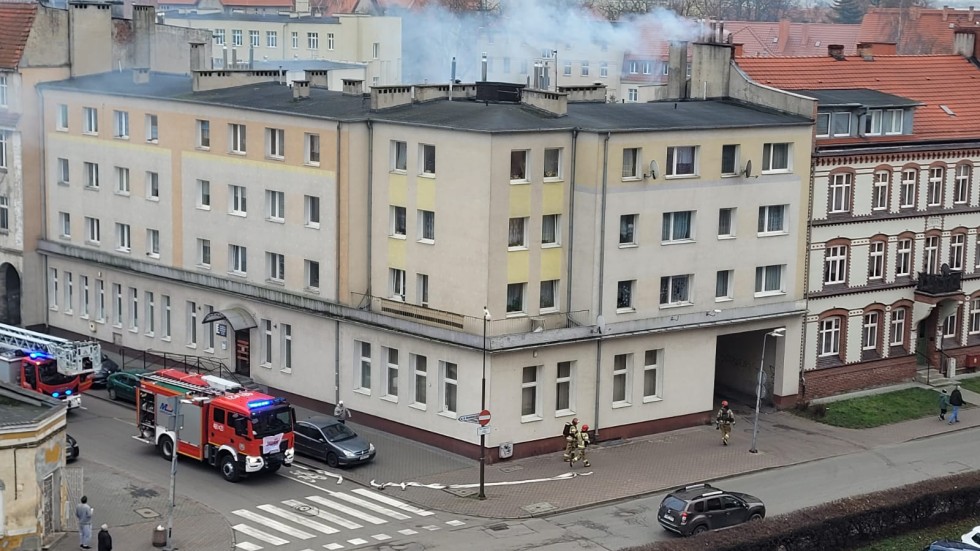 Pożar sadzy w kominie – interwencja strażaków na ul. Sienkiewicza w Malborku. Wideo i zdjęcia