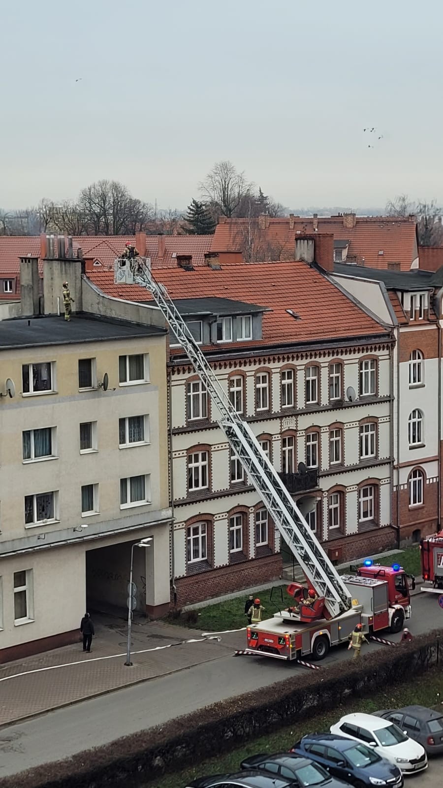 Pożar sadzy w kominie – interwencja strażaków na ul. Sienkiewicza w Malborku. Wideo i zdjęcia