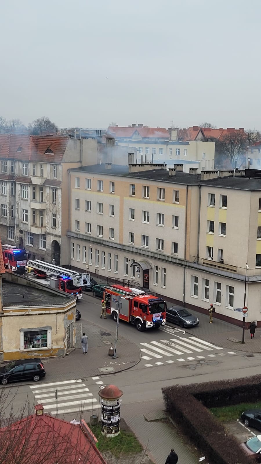 Pożar sadzy w kominie – interwencja strażaków na ul. Sienkiewicza w Malborku. Wideo i zdjęcia