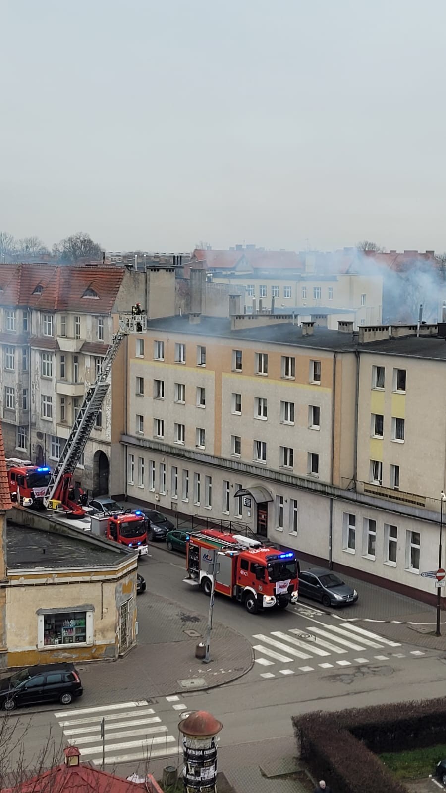 Pożar sadzy w kominie – interwencja strażaków na ul. Sienkiewicza w Malborku. Wideo i zdjęcia