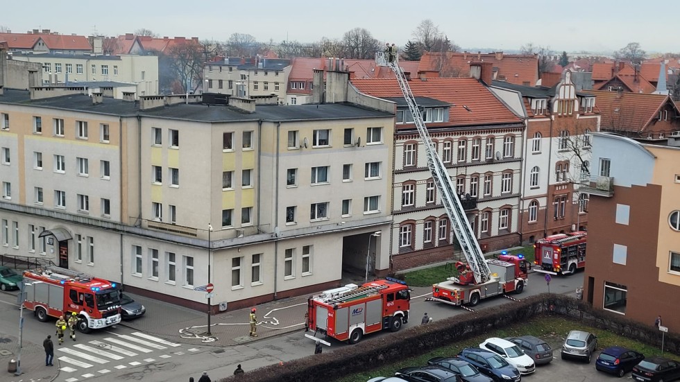 Pożar sadzy w kominie – interwencja strażaków na ul. Sienkiewicza w Malborku. Wideo i zdjęcia