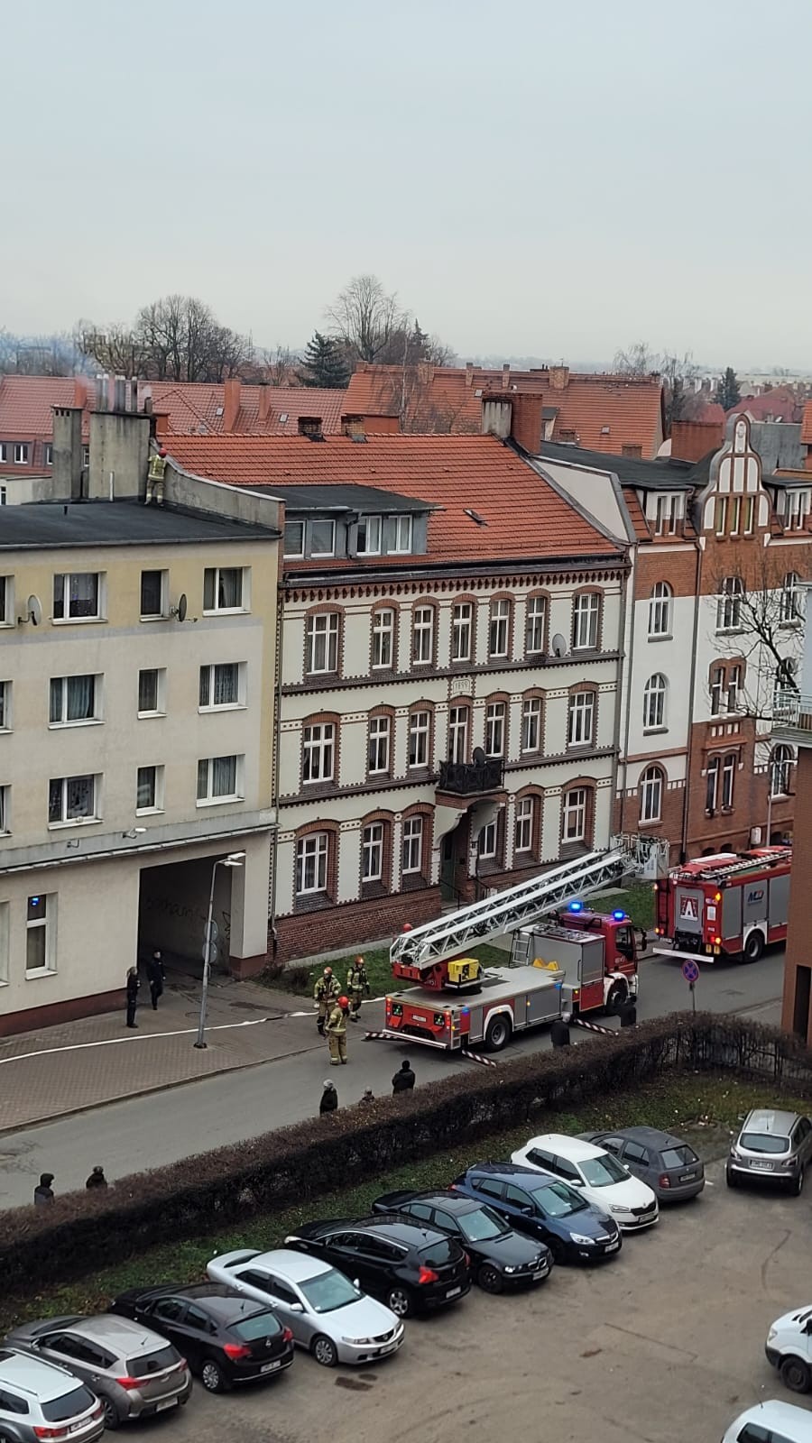 Pożar sadzy w kominie – interwencja strażaków na ul. Sienkiewicza w Malborku. Wideo i zdjęcia