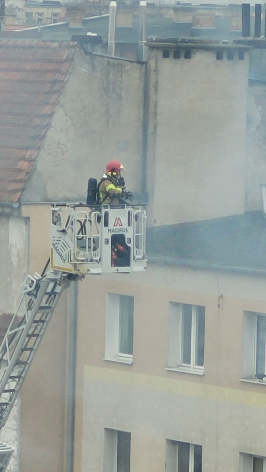 Pożar sadzy w kominie – interwencja strażaków na ul. Sienkiewicza w Malborku. Wideo i zdjęcia