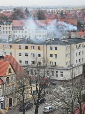 Pożar sadzy w kominie – interwencja strażaków na ul. Sienkiewicza w Malborku. Wideo i zdjęcia