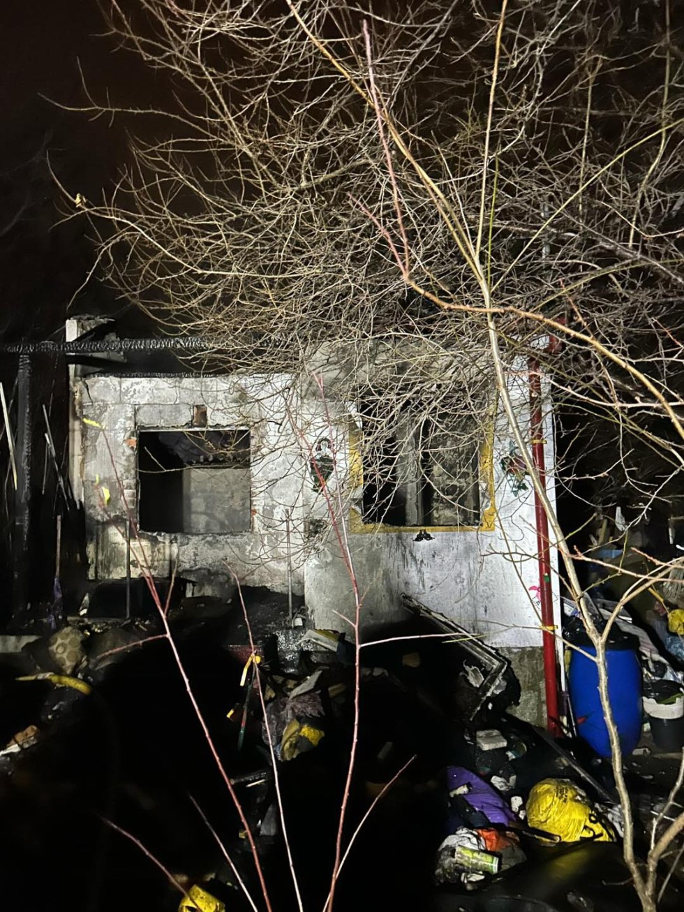 Nowy Dwór Gdański. Pożar budynku na terenie Rodzinnych Ogrodów Działkowych.