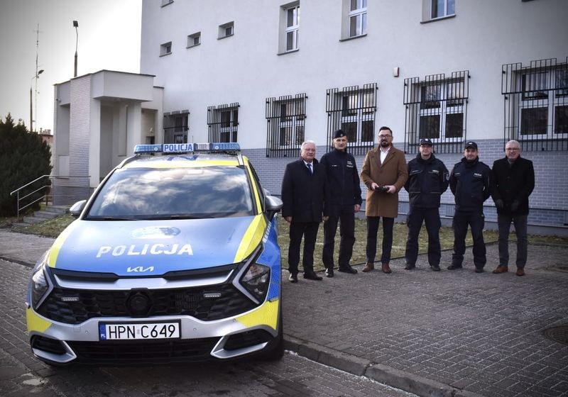 Policjanci z Nowego Stawu otrzymali nowy radiowóz.