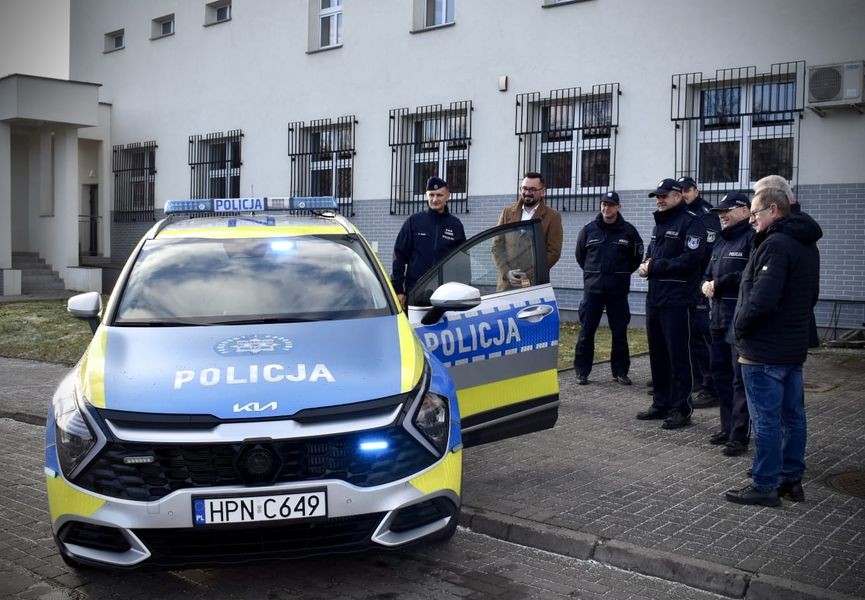 Policjanci z Nowego Stawu otrzymali nowy radiowóz.