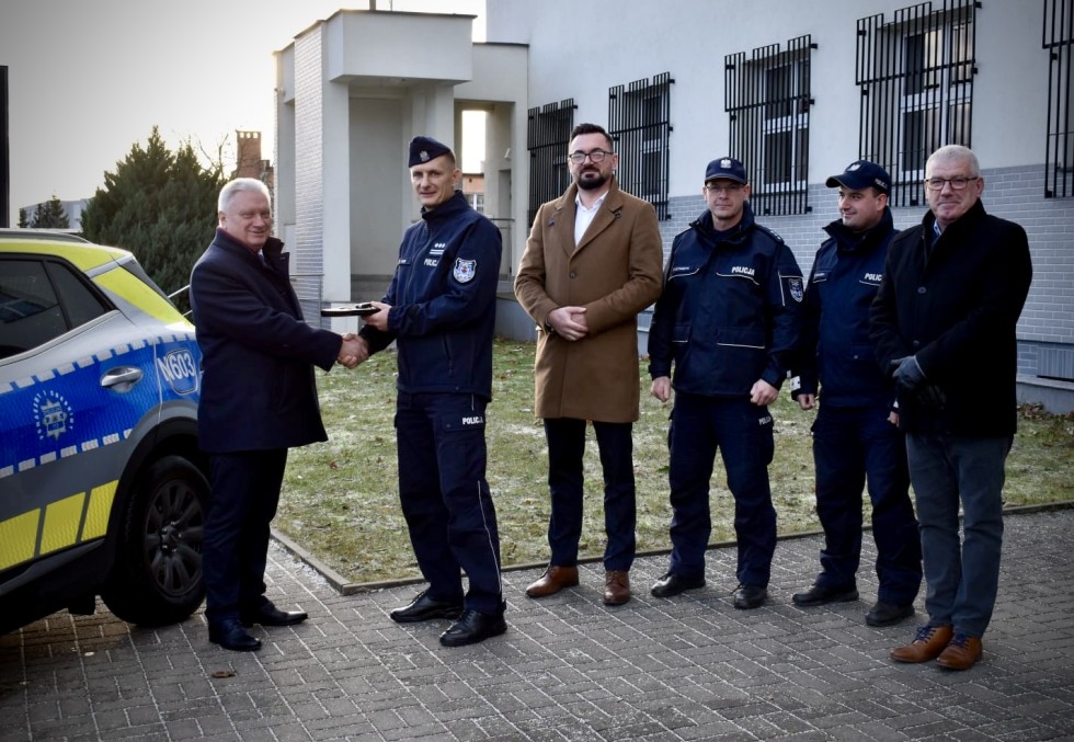 Policjanci z Nowego Stawu otrzymali nowy radiowóz.