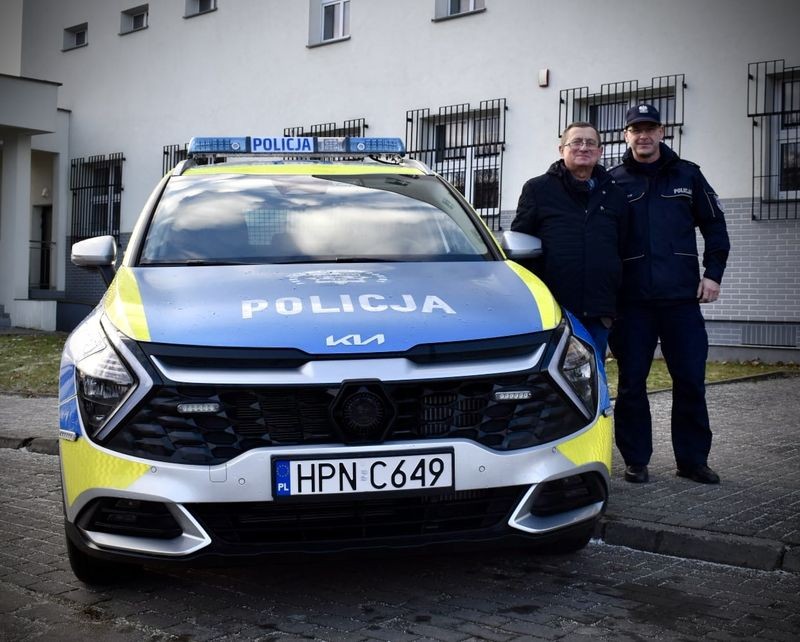 Policjanci z Nowego Stawu otrzymali nowy radiowóz.