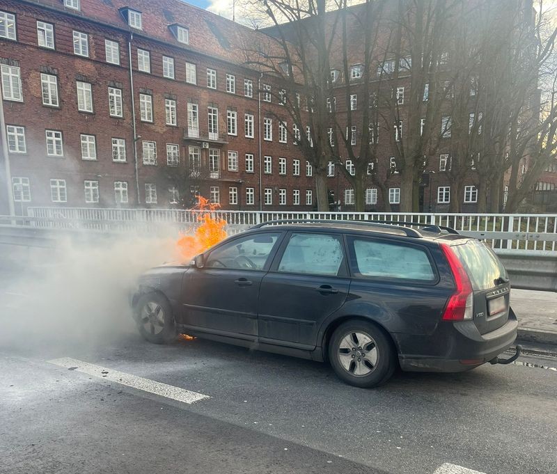 Malbork. Policjanci pomagali ugasić płonący samochód na moście.