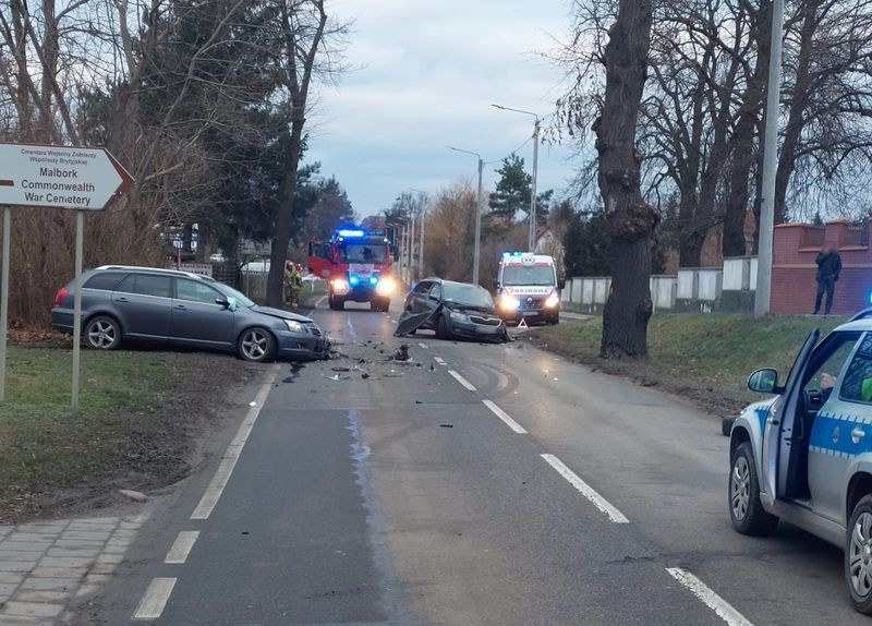 Malbork. Zderzenie osobówek na ul. 500-lecia. Dwie osoby trafiły do szpitala.