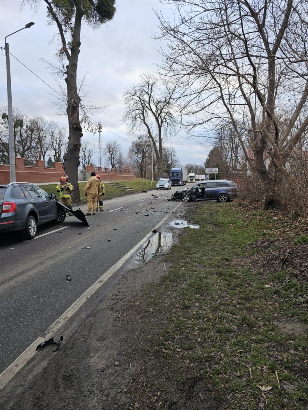 Malbork. Zderzenie osobówek na ul. 500-lecia. Dwie osoby trafiły do szpitala.