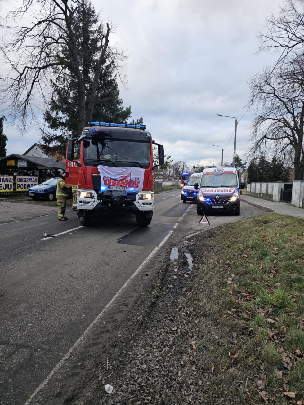 Malbork. Zderzenie osobówek na ul. 500-lecia. Dwie osoby trafiły do szpitala.
