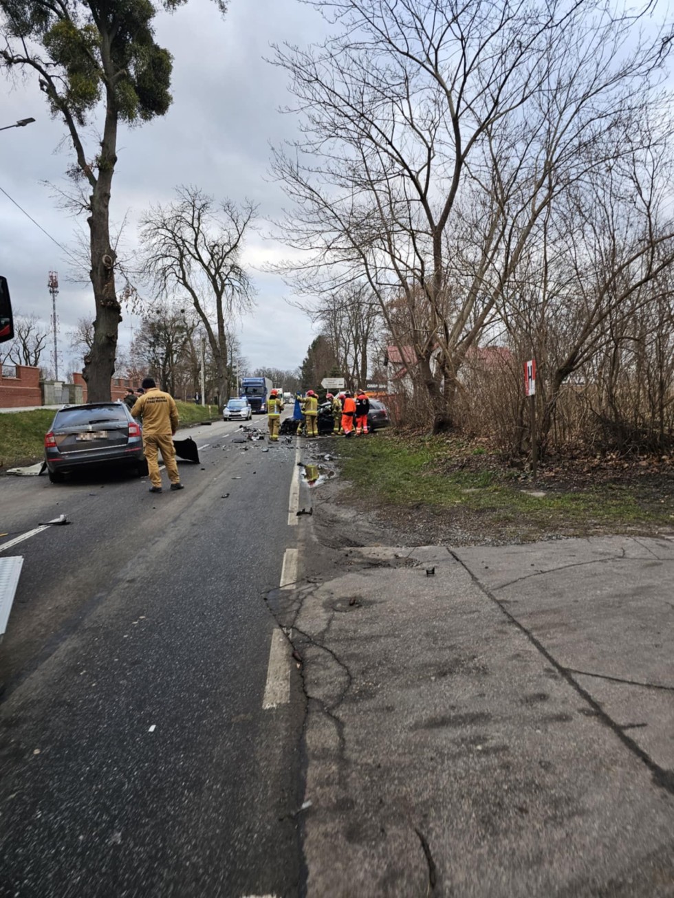 Malbork. Zderzenie osobówek na ul. 500-lecia. Dwie osoby trafiły do szpitala.