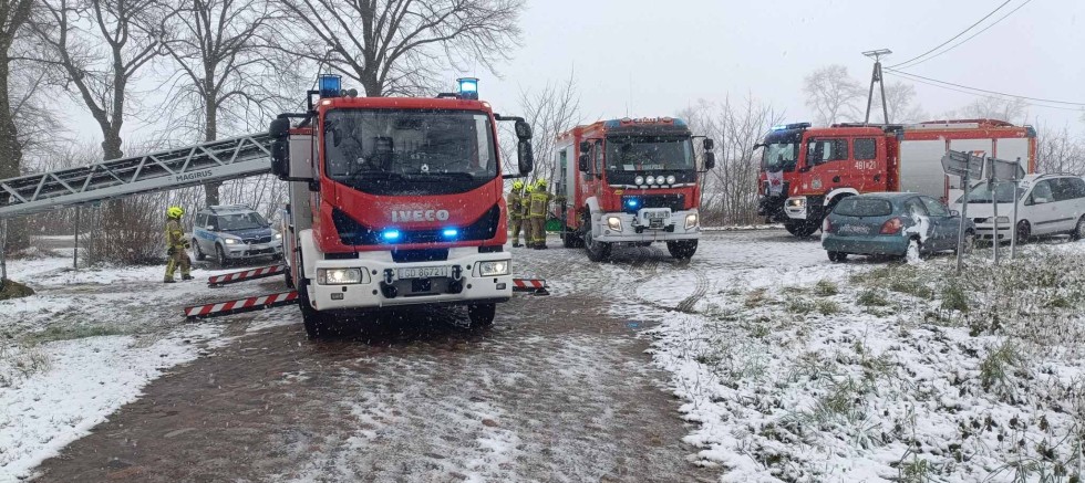 Pożar sadzy w kominie i osobówki, wypadek i pomoc PRM – tygodniowy raport malborskich służb mundurowych.