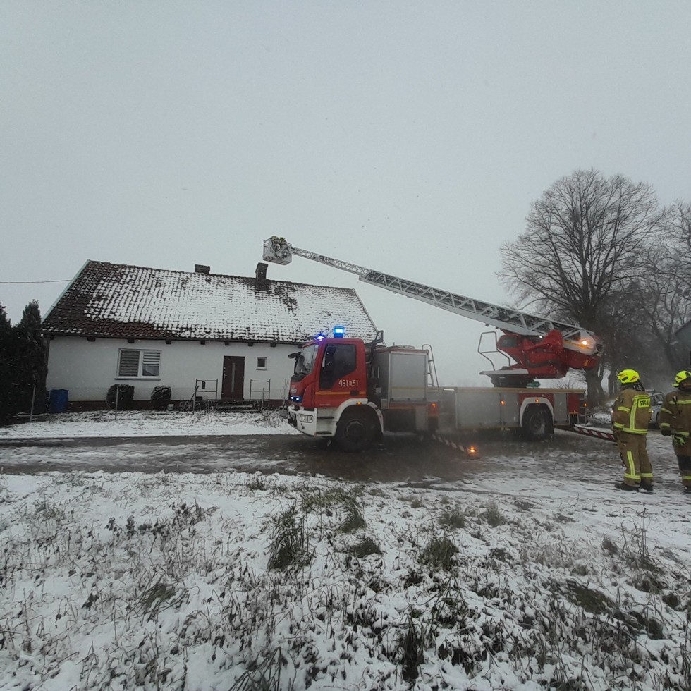 Pożar sadzy w kominie i osobówki, wypadek i pomoc PRM – tygodniowy raport malborskich służb mundurowych.
