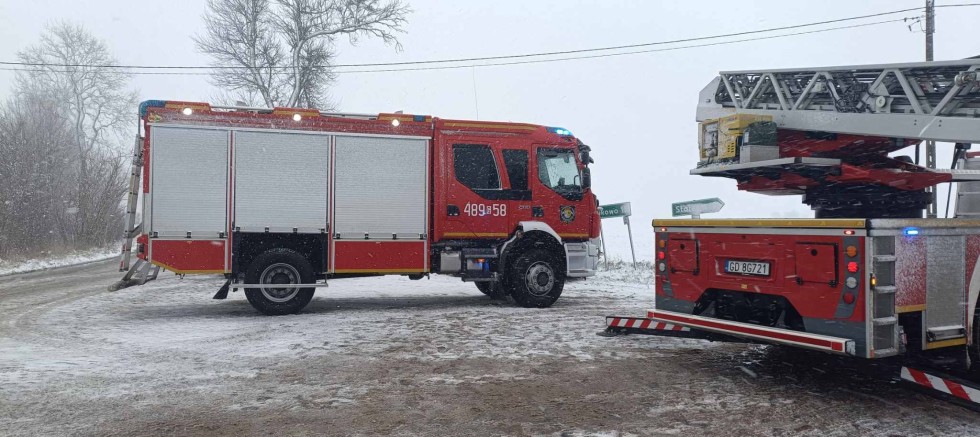 Pożar sadzy w kominie i osobówki, wypadek i pomoc PRM – tygodniowy raport malborskich służb mundurowych.