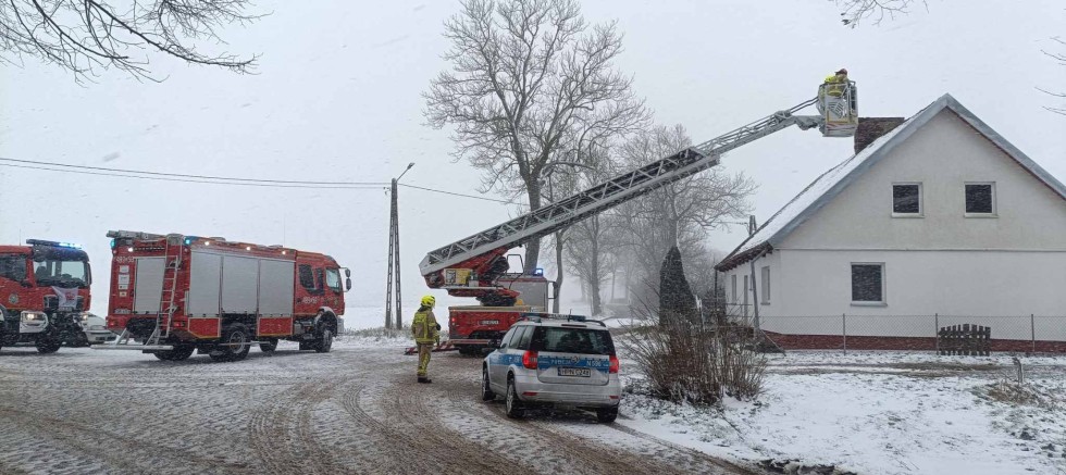 Pożar sadzy w kominie i osobówki, wypadek i pomoc PRM – tygodniowy raport malborskich służb mundurowych.