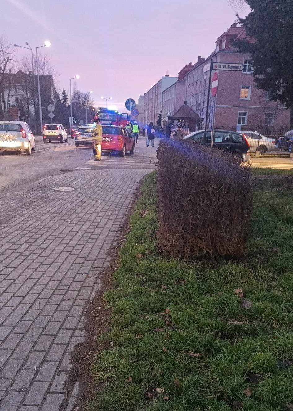 Malbork. Kolizja dwóch osobówek na skrzyżowaniu ulic Sikorskiego i Reymonta.