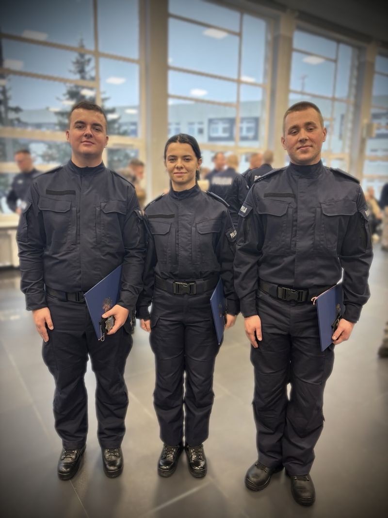 Nowi policjanci w malborskiej komendzie.