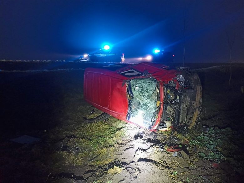 Dąbrówka Malborka. Dachowanie pojazdów - trzy osoby trafiły do szpitala.