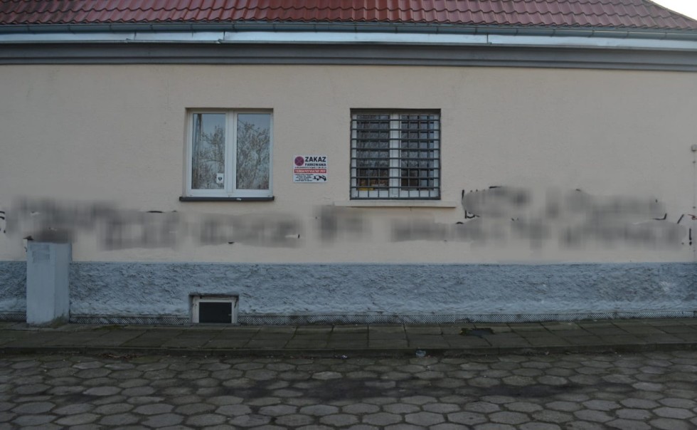 Nowy Dwór Gdański. 15-latek w rękach policji – na elewacji budynku namalował treści o tematyce faszystowskiej.