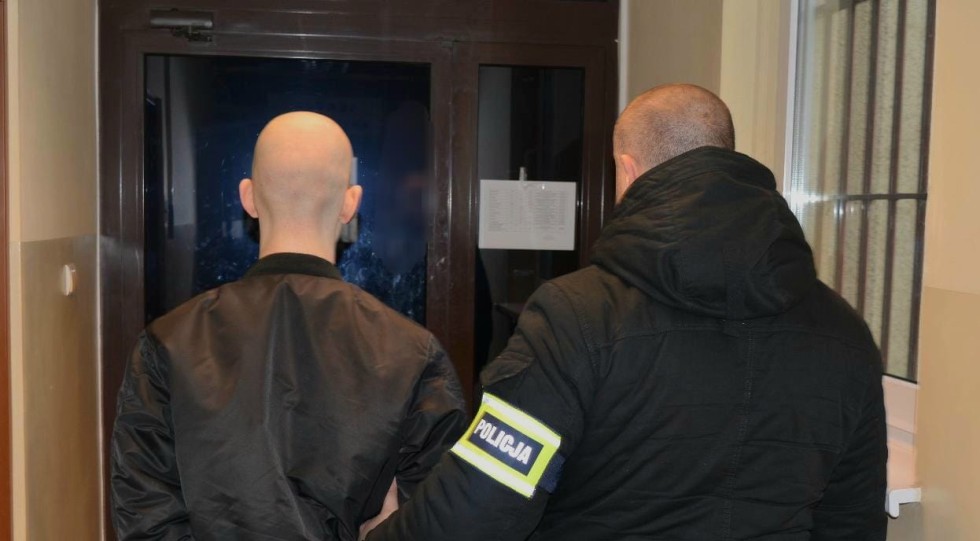Nowy Dwór Gdański. 15-latek w rękach policji – na elewacji budynku namalował treści o tematyce faszystowskiej.
