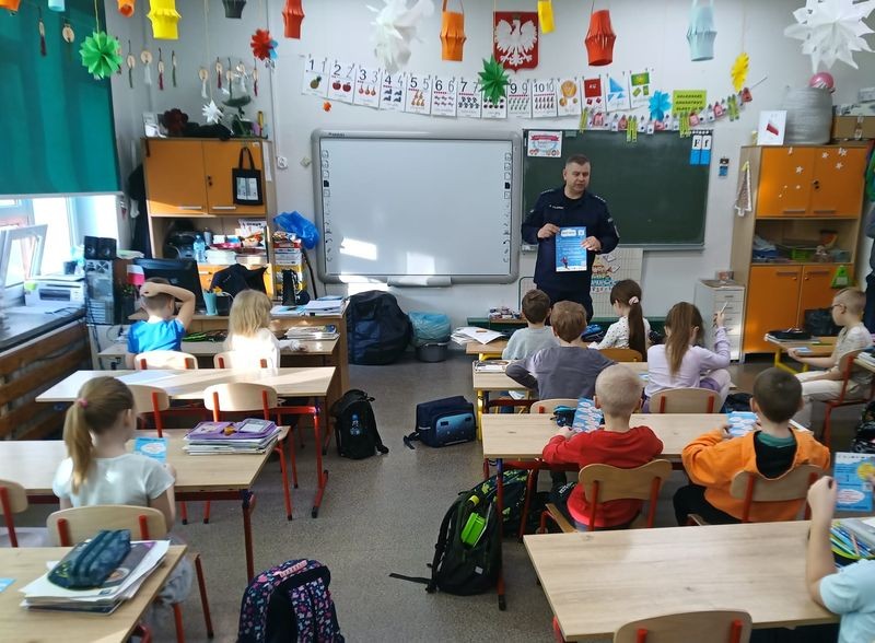 Kręci mnie bezpieczeństwo – spotkania policjantów z dziećmi przed feriami zimowymi.