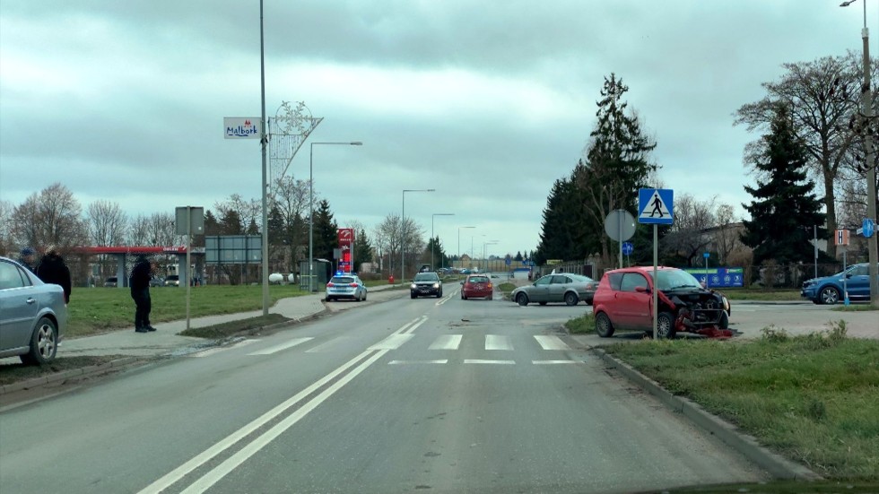 Kolizja osobówek na skrzyżowaniu ulic Kotarbińskiego i de Gaulle'a w Malborku.
