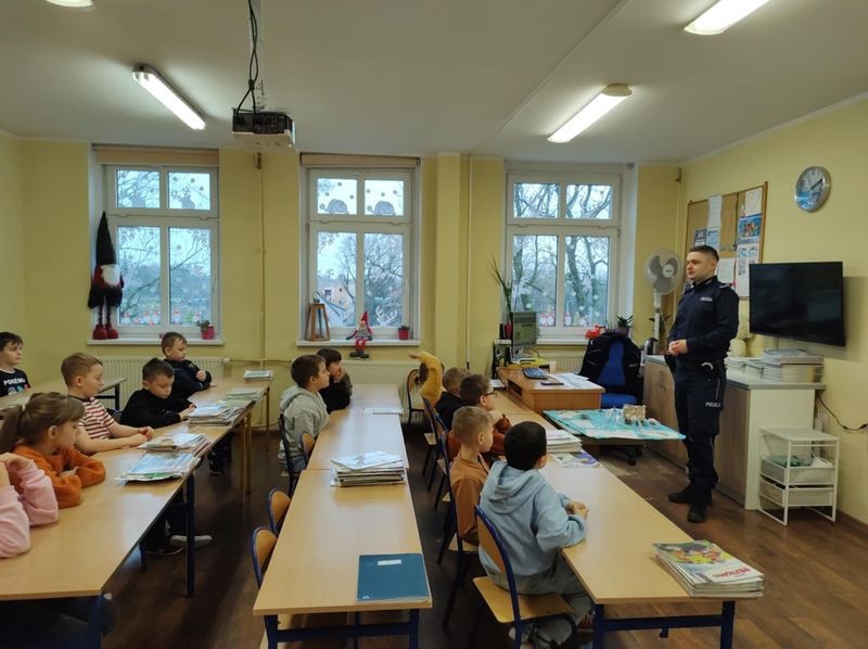 Nowy Staw. O bezpieczeństwie podczas ferii - z uczniami rozmawiał dzielnicowy.