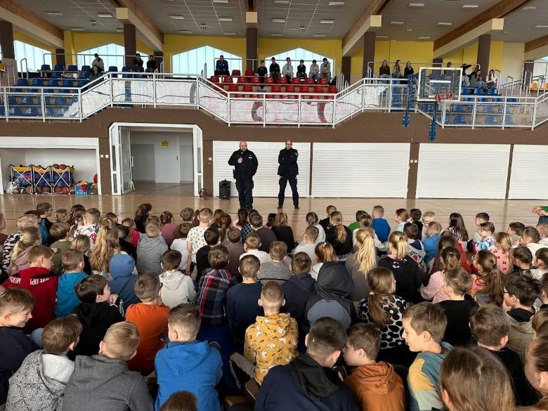 Jak bezpiecznie spędzić ferie zimowe? - policjanci rozmawiali o tym z uczniami.