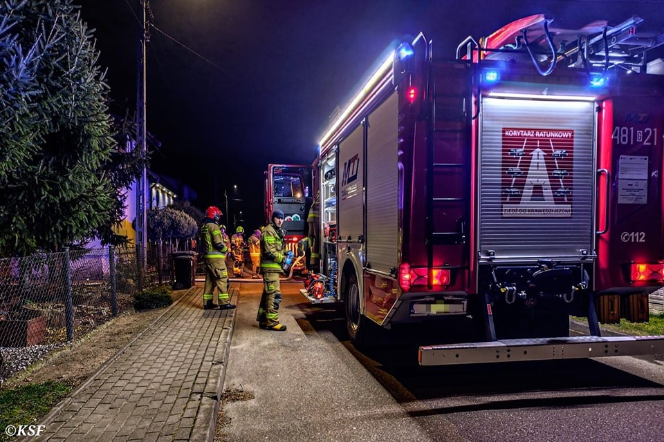 Pożar stropu – wieczorna akcja strażaków w Nowym Stawie.