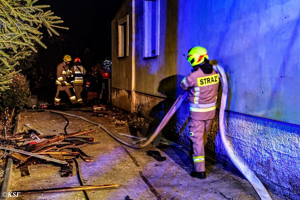Pożar stropu – wieczorna akcja strażaków w Nowym Stawie.