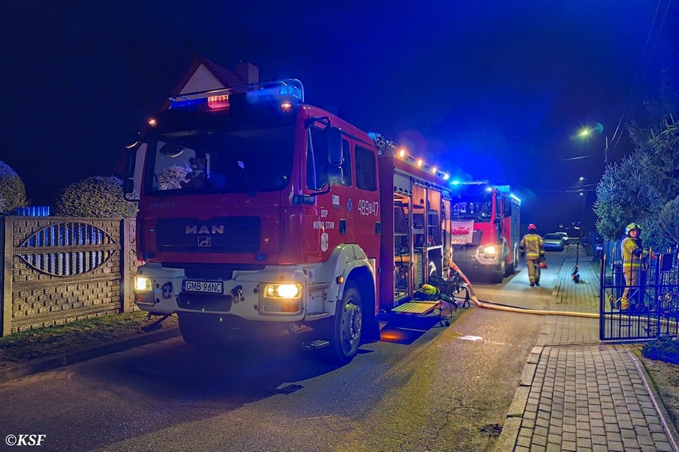 Pożar stropu – wieczorna akcja strażaków w Nowym Stawie.