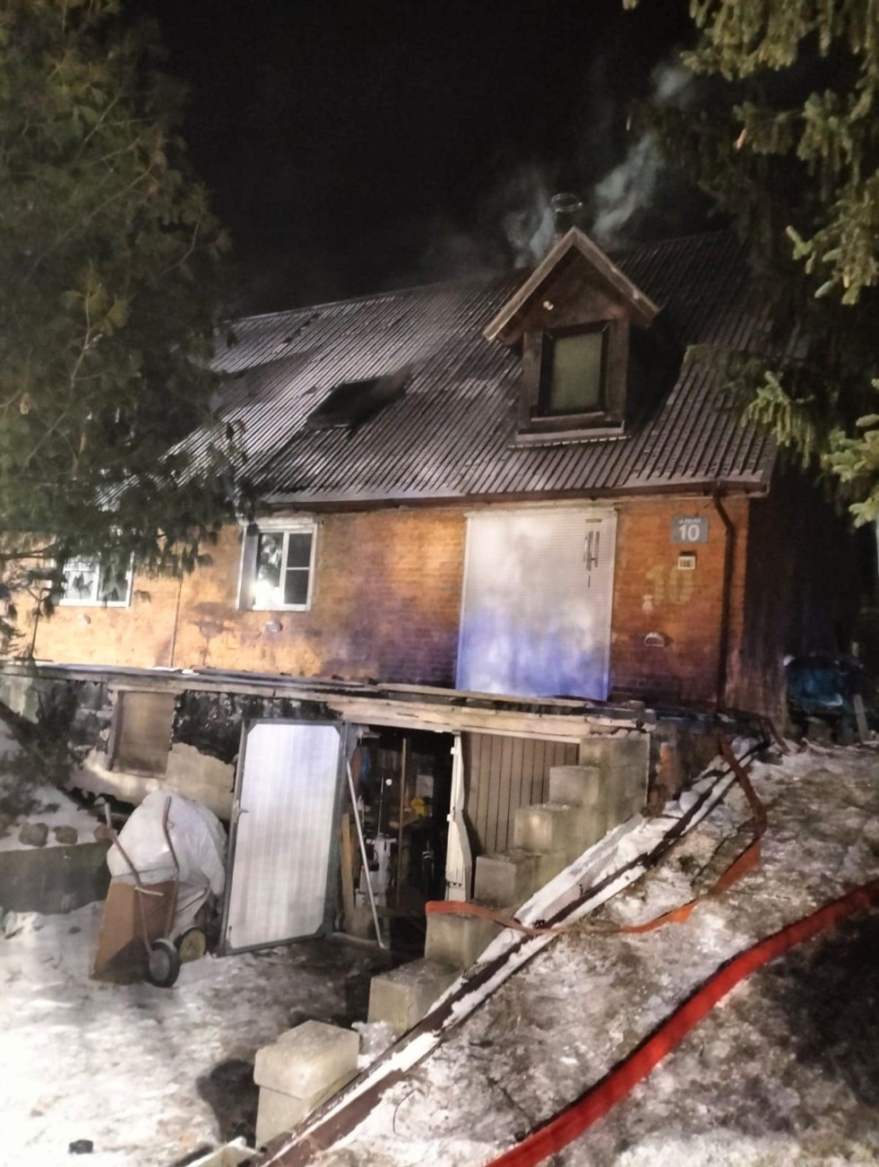 Pożar w budynku mieszkalnym w Kątach Rybackich. Czujka dymu uratowała właściciela.