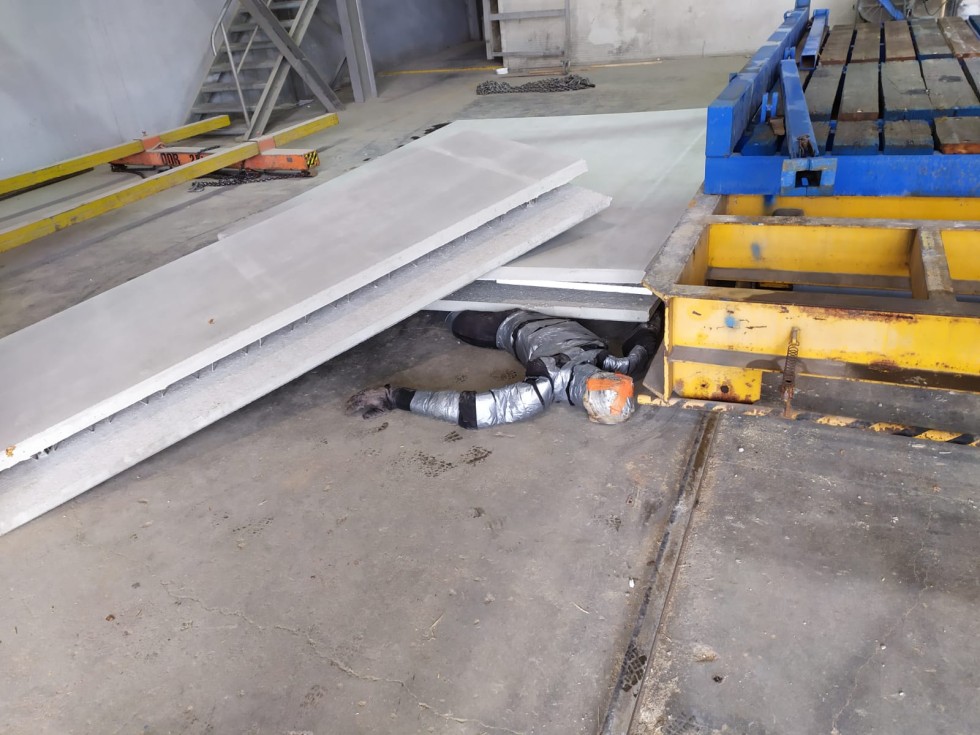 Malbork. Ćwiczenia ratownicze strażaków w zakładzie produkcyjnym.