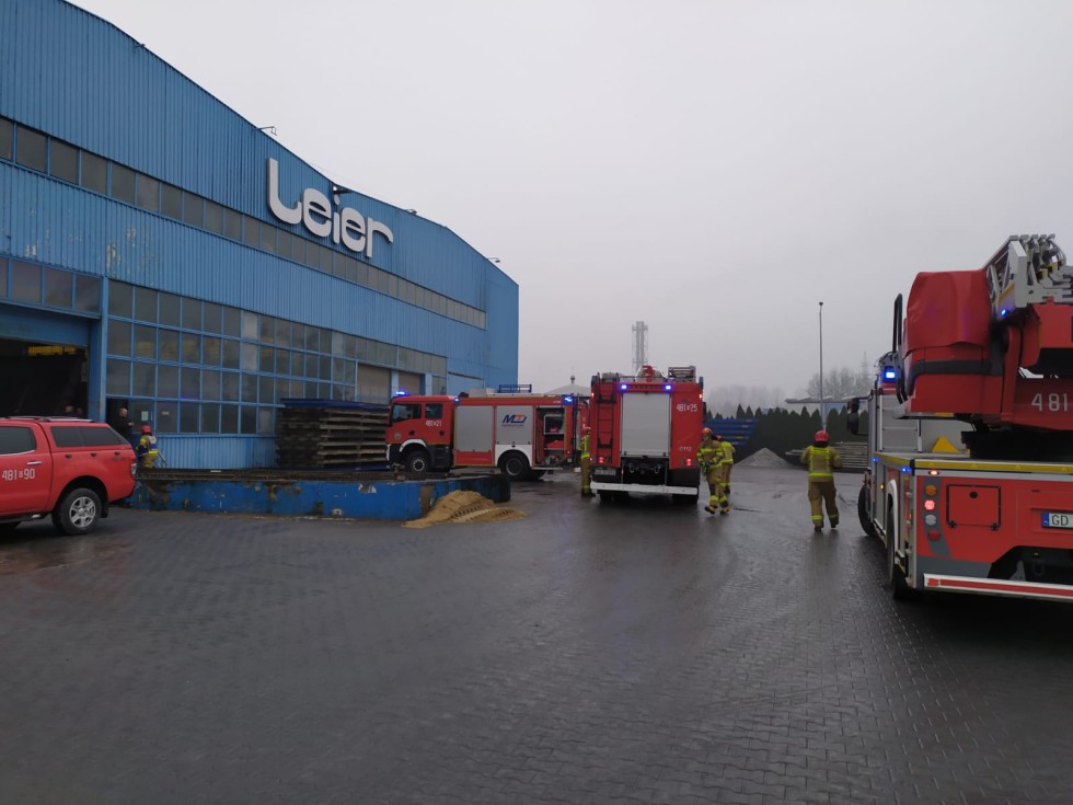 Malbork. Ćwiczenia ratownicze strażaków w zakładzie produkcyjnym.