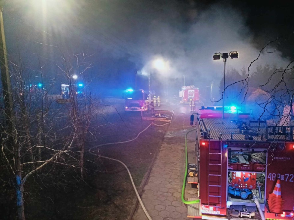 Pożar domu przy ulicy Wejhera w Malborku. 11 zastępów w akcji - zobacz wideo i zdjęcia