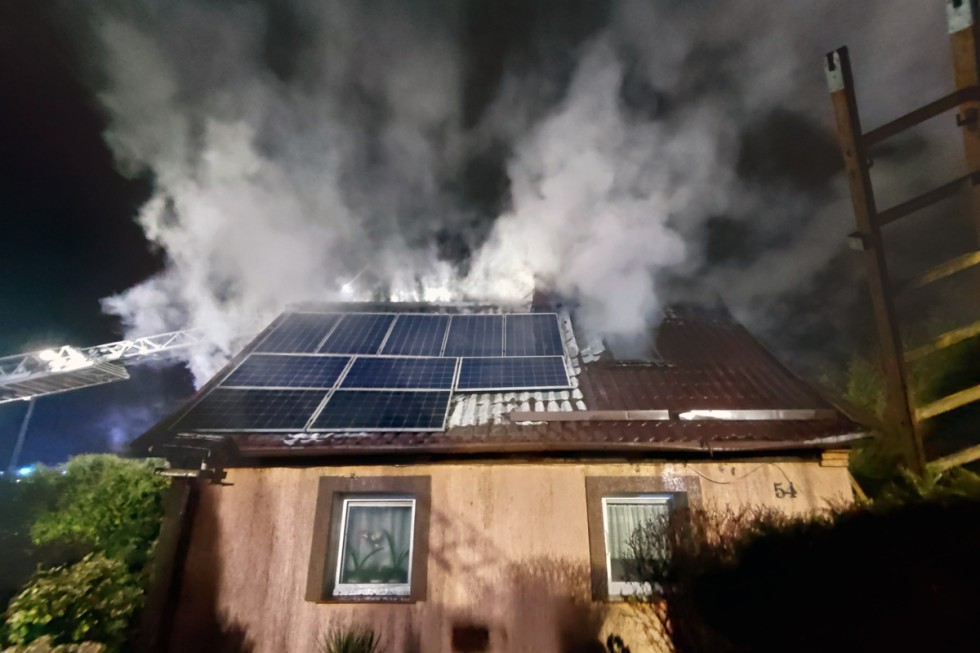 Pożar domu przy ulicy Wejhera w Malborku. 11 zastępów w akcji - zobacz wideo i zdjęcia