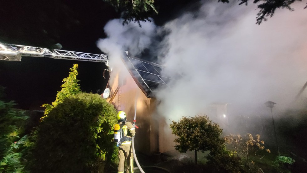 Pożar domu przy ulicy Wejhera w Malborku. 11 zastępów w akcji - zobacz wideo i zdjęcia