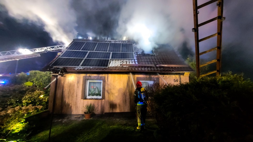 Pożar domu przy ulicy Wejhera w Malborku. 11 zastępów w akcji - zobacz wideo i zdjęcia