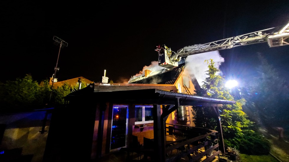 Pożar domu przy ulicy Wejhera w Malborku. 11 zastępów w akcji - zobacz wideo i zdjęcia