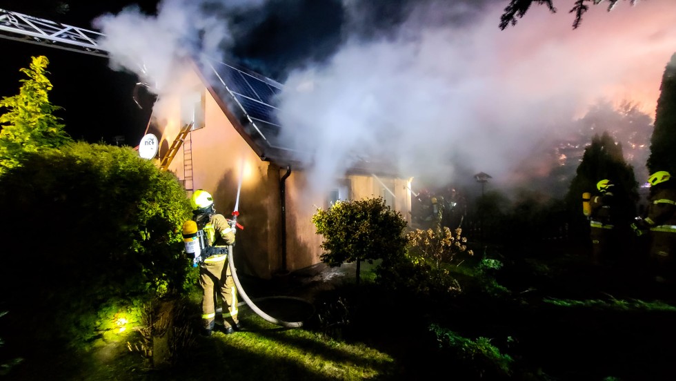 Pożar domu przy ulicy Wejhera w Malborku. 11 zastępów w akcji - zobacz wideo i zdjęcia