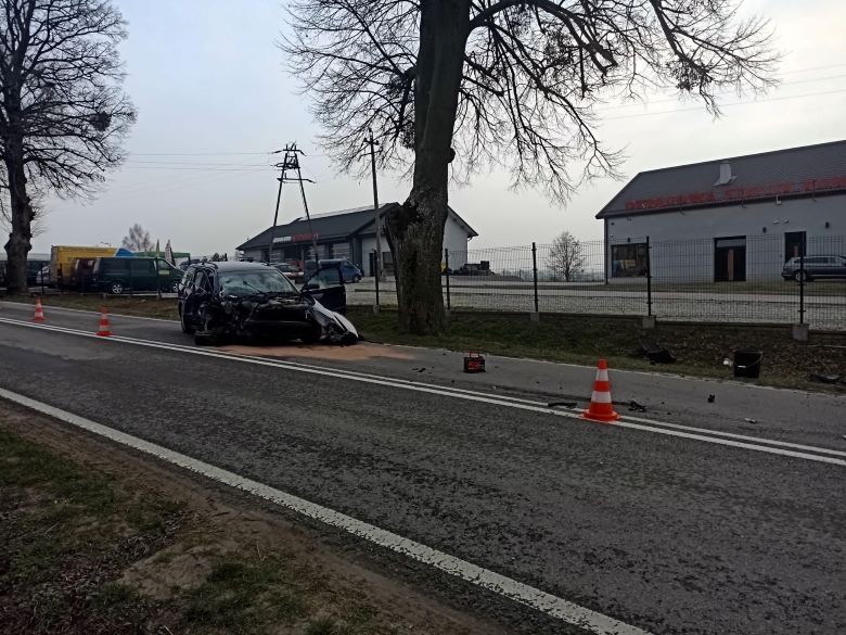 Nowiec. Osobówka uderzyła w drzewo – kierowca w szpitalu.