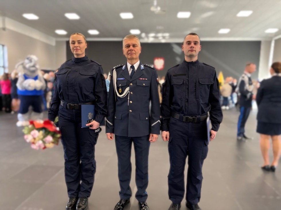 Nowi policjanci w komendzie w Malborku.