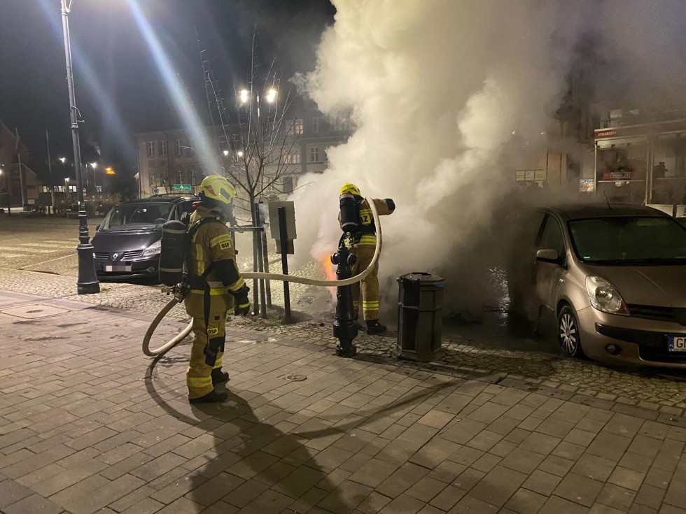 Pożar samochodu, domku na drzewie i traw – tygodniowy raport malborskich służb mundurowych.