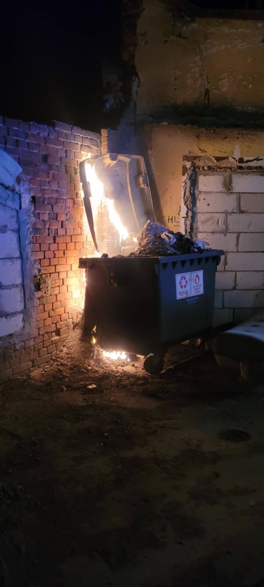Pożar śmietników, traw i pomoc dla Pogotowia Ratownictwa Medycznego – tygodniowy raport malborskich służb mundurowych.